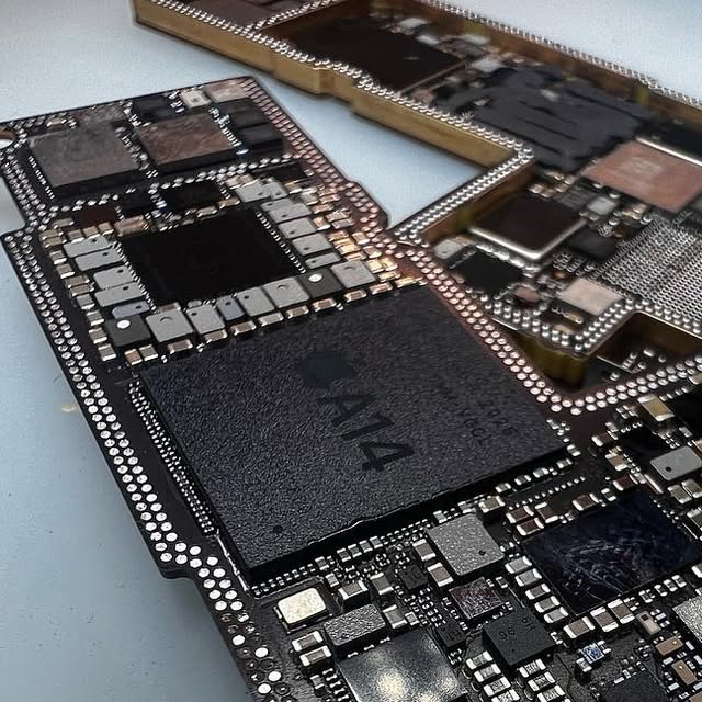 Sandwich matična ploča iPhone 12 Pro Max odvojila se nakon jakog udarca. Popravili smo 20+ prekinutih vodova — uređaj po