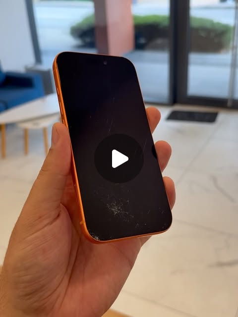 Najnoviji iPhone 17 Pro razbijen prilikom vađenja iz kutije. Zamijenili smo prednje i stražnje staklo bez gubitka funkci